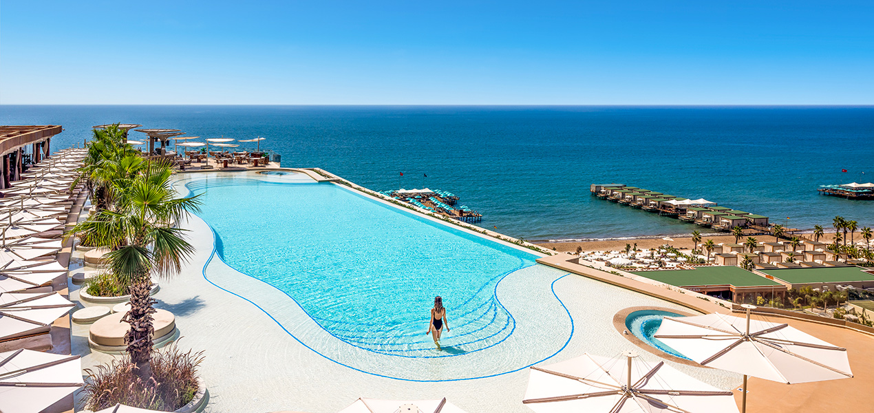 Regnum The Crown Seven Rooftop Pool (2)(1) Slider 3