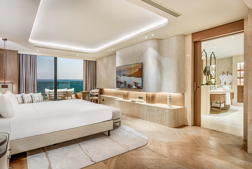 Regnum The Crown Crown Horizon Suite Master Bedroom 01